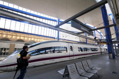 Un tren AVE a l'estació Lleida-Pirineus.