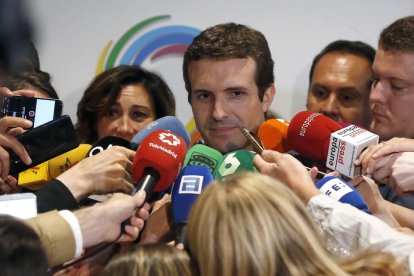 El popular Pablo Casado, ayer, rodeado de periodistas en un acto en Madrid.