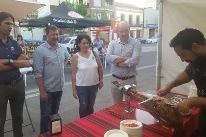 Inauguración ayer del certamen, con el alcalde, Jordi Ignasi Vidal. 