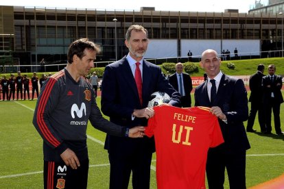 Felip VI va rebre una samarreta de mans de Lopetegui i Rubiales.