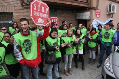 Imatge d’una protesta de la PAH per paralitzar un desnonament a Lleida.