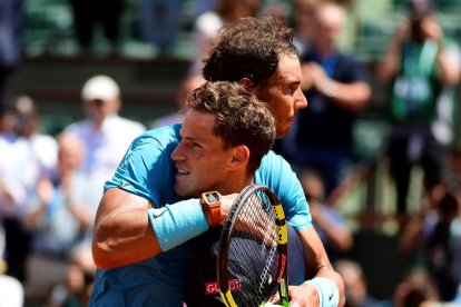 Nadal abraça l’argentí Schwartzman després del partit.