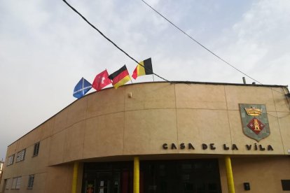 Torrelameu iza las banderas de Alemania, Bélgica, Suiza y Escocia como tributo a su plena 