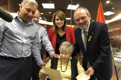 La Diputació de Lleida entrega a la seua destinatària, a Israel, una carta de la seua bessona escrita el 1944