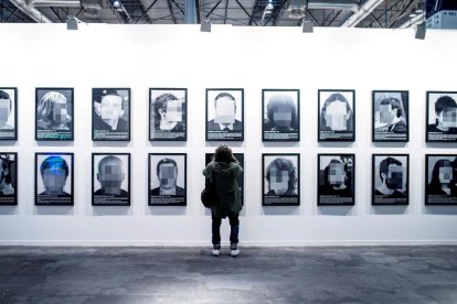 El conjunt fotogràfic de Santiago Sierra, abans que fos despenjat de l’estand a la fira Arco.