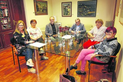 Un instante de la reunión que mantuvo ayer el alcalde con los representantes vecinales de Cappont. 