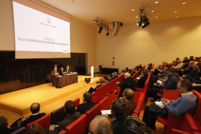 Presentación del nuevo POUM ante entidades y empresas leridanas en la Llotja. 