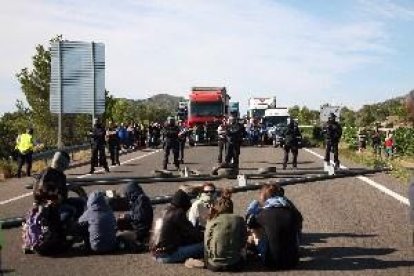 Els CDR tallen l'autopista AP-7 a l'altura de la Ampolla 