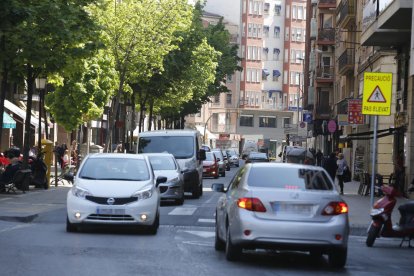 Vista del carrer Lluís Companys, en el punt on es va instal·lar recentment un pas elevat.