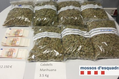 Imagen de la marihuana que se le decomisó y los 12.150 euros que llevaba en billetes de 50 euros. 