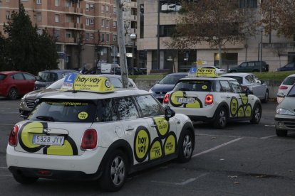 Coches de autoescuela en Lleida en una imagen de archivo.