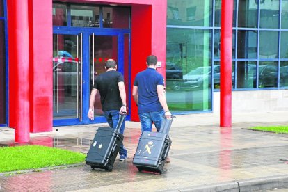 Dos agentes de la Guardia Civil durante el registro que practicaron en la comisaría de los Mossos de Lleida el pasado 19 de octubre.