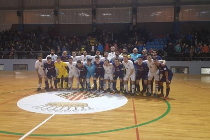 Los jugadores del FC Barcelona y la selección absoluta de Alemania, antes del partido que disputaron en el Poliesportiu de Balaguer.