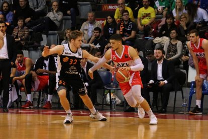 Tim Derksen marca a un jugador del Manresa en una acción del partido del domingo.