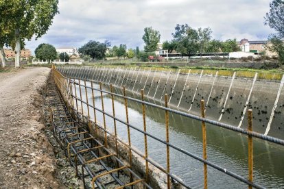 Más de 3,6 millones en obras para la próxima campaña  -  Es la inversión prevista en el plan de obras de hasta marzo del próximo año para recrecer el Canal Principal, estabilizar taludes, revestir acequias y acabar el túnel de Montclar, una  ...