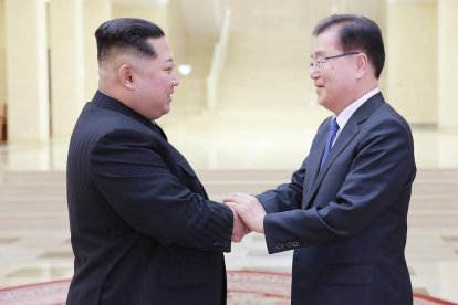 Kim Jong-Un saluda al jefe de Seguridad Nacional de Seúl.