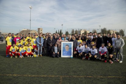 Todos los participantes en el homenaje a Dani Rodrigo se hicieron antes del partido una fotografía de grupo, con la imagen del técnico que presidió el homenaje.