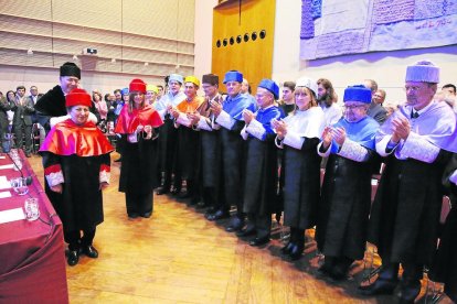 Ebadi recibe la felicitación de las autoridades académicas en la sala Víctor Siurana ayer en la UdL.