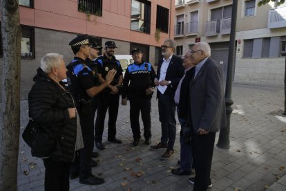 Larrosa, ahir amb representants de la Guàrdia Urbana i presidents veïnals del Centre Històric.