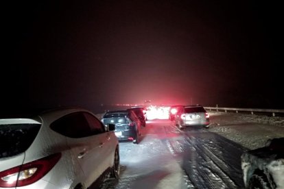 Vehículos atrapados en la AP-6 durante el temporal de nieve, la noche del pasado sábado.