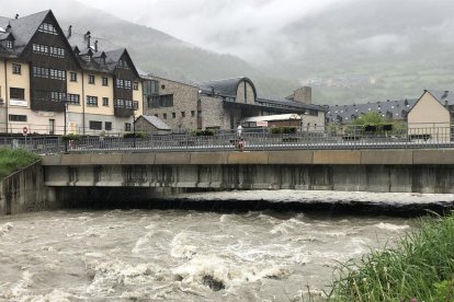 El río Garona a su paso por Vielha, que ayer registró un caudal de más de 80 metros cúbicos. 