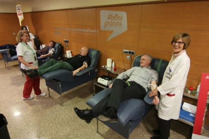 Voluntarios donando ayer sangre en el Arnau.