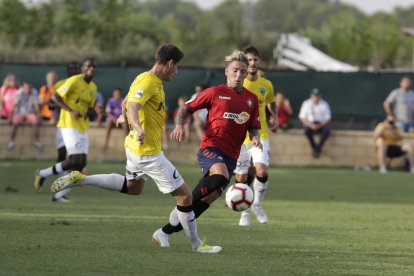 Un jugador del Lleida se dispone a disparar ante un rival navarro.