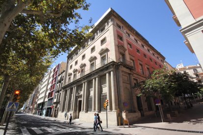 El edificio de la antigua Audiencia Provincial en la Rambla Ferran ya está ‘vacío’ tras la recolocación del personal y servicios municipales.