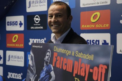 Albert Esteve, presidente del Lleida, ayer junto con el cartel que anuncia el partido en Sabadell.