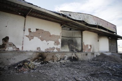 Estado en el que ha quedado la nave de Ilersis-Shalom en el polígono tras el incendio registrado la madrugada del domingo. 