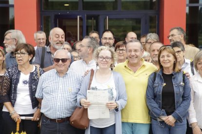 Una vuitantena de persones han acompanyat Burrell a la comissaria dels Mossos d'Esquadra de Lleida en el moment de posar la denúncia.