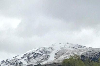 En Baqueira las cumbres quedaron cubiertas por la nieve. 