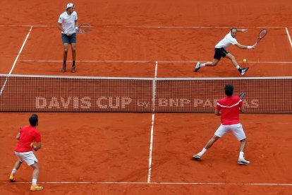 Jan-Lennard Struff y Tim Puetz devuelven la bola a Feliciano López y Marc López ayer en el partido.