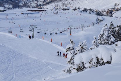 Imagen de archivo de esquiadores en las pistas de Baqueira Beret. 