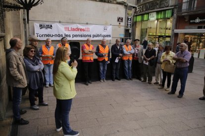 Asamblea de la Marea Pensionista de Lleida frente a la Paeria.