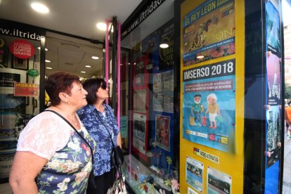 Dos mujeres observan una oferta en una oficina de Iltrida.