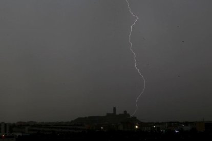 Imagen de la tormenta que se produjo ayer por la tarde en Lleida. 