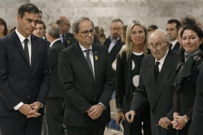 El presidente del Gobierno, Pedro Sánchez y el president de la Generalitat, Quim Torra, junto al marido y la hija de la soprano. 