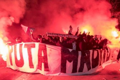 Los ultras del PSG ayer en París.