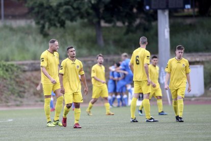 Jugadores del Tàrrega tras encajar uno de los goles de su rival, ayer en el campo del Vista Alegre.