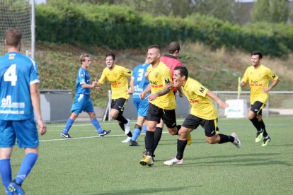 Los jugadores del Mollerussa celebran uno de los dos tantos conseguidos ayer en Cambrils.