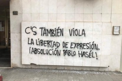 Las pintadas que aparecieron ayer en la sede de Ciudadanos. 