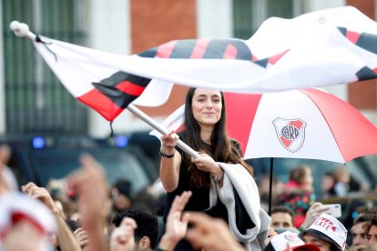 La afición de River hizo en la Puerta del Sol el llamado banderazo.