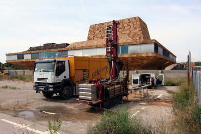 Una de les màquines que fan els sondatges i els estudis del terra del solar, ahir al matí.