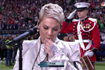 Pink y su dichoso chicle.