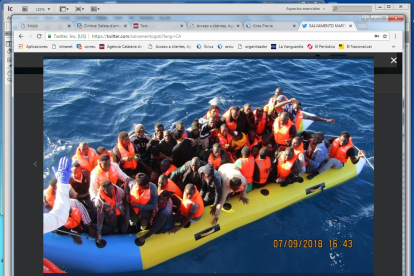 Una patera en el Estrecho, durante las labores de rescate, el viernes.