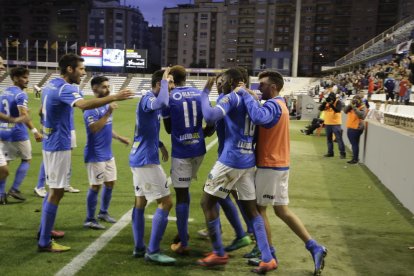 Jugadores del Lleida felicitan a Alpha tras su gol del domingo.