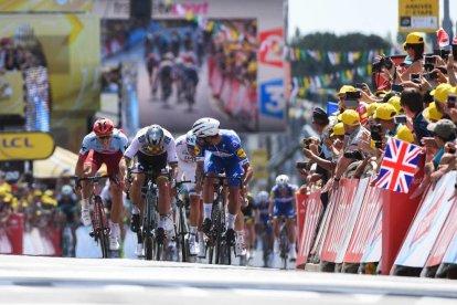 Fernando Gaviria mira hacia atrás en el esprint de la primera etapa del Tour de Francia.