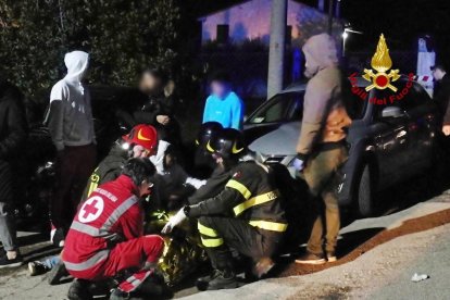 Imagen de los agentes sanitarios y los Vigili del Fuoco atendiendo a los heridos, ayer.