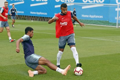 El entrenamiento del Barça contó con un buen número de jugadores de la cantera.